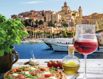 Pizza und Wein im Hafen von Imperia © Visions-AD-fotolia.com
