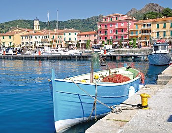 Hafen in Porto Azzurro auf der Insel Elba © travelpeter - stock.adobe.com