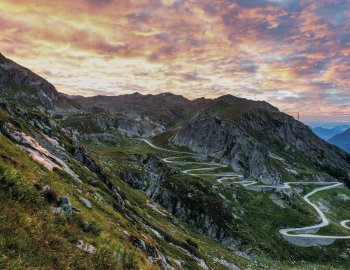 Sonnenaufgang auf dem St.Gotthard mit Sicht auf die Tremola
 © Switzerland Tourism/Andre Meier