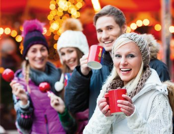 Auf dem Weihnachtsmarkt © Kzenon - stock.adobe.com