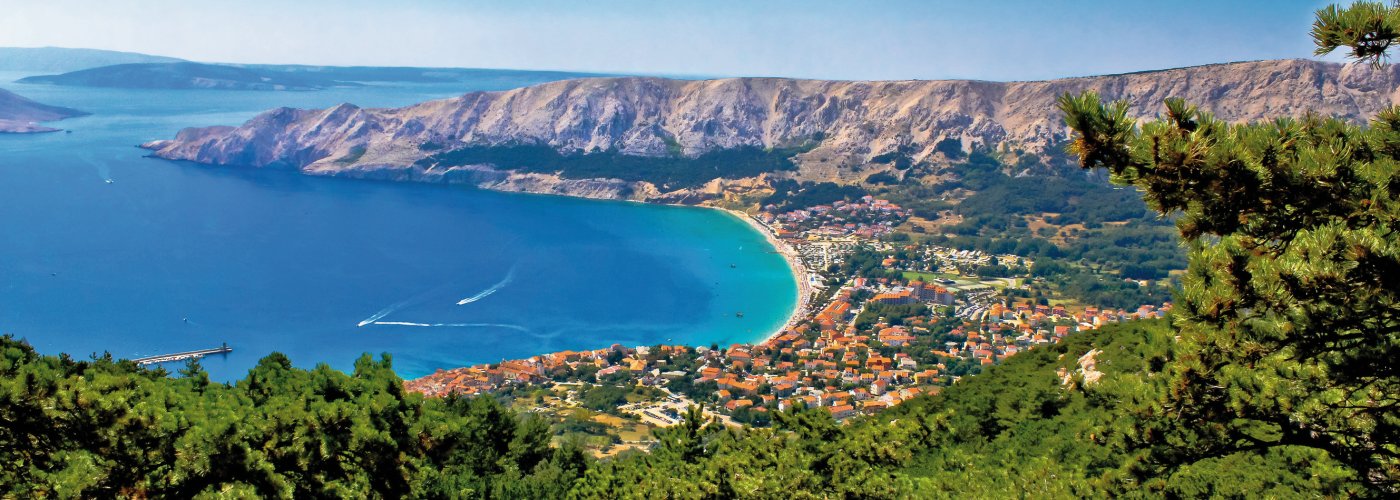 Blick auf Stadt und Bucht von Baska