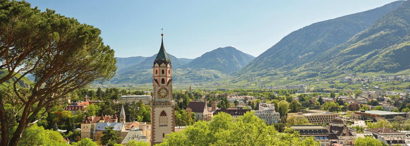 Blick auf Meran mit St.-Nikolaus-Kirche