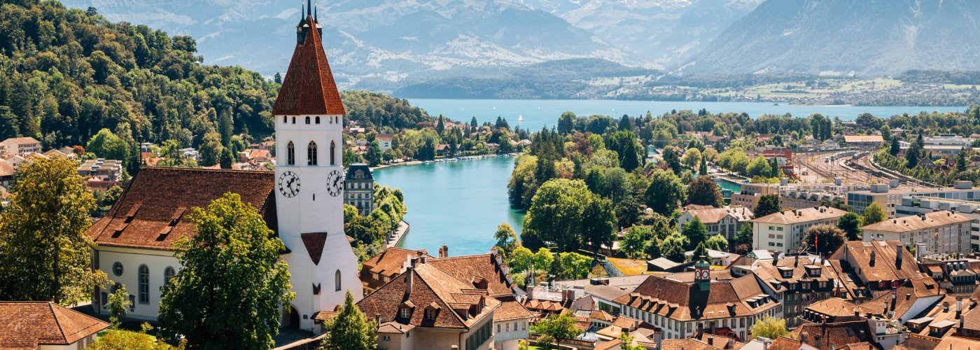 Blick auf Thun und den See mit Alpenpanorama